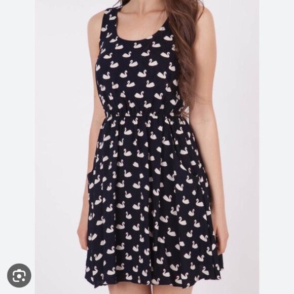 Modcloth Dresses & Skirts - Modcloth Swan Dress